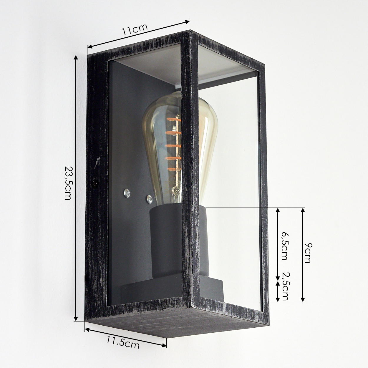 Eine schwarz-silberne Wandleuchte mit klarer Glashülle und sichtbarer Glühbirne, Abmessungen werden angezeigt.