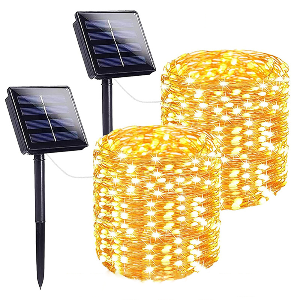 Zwei Solarpanels mit Lichtern. Die Paneele sind schwarz und quadratisch, die Lichter gelb und in zwei Bündeln.
