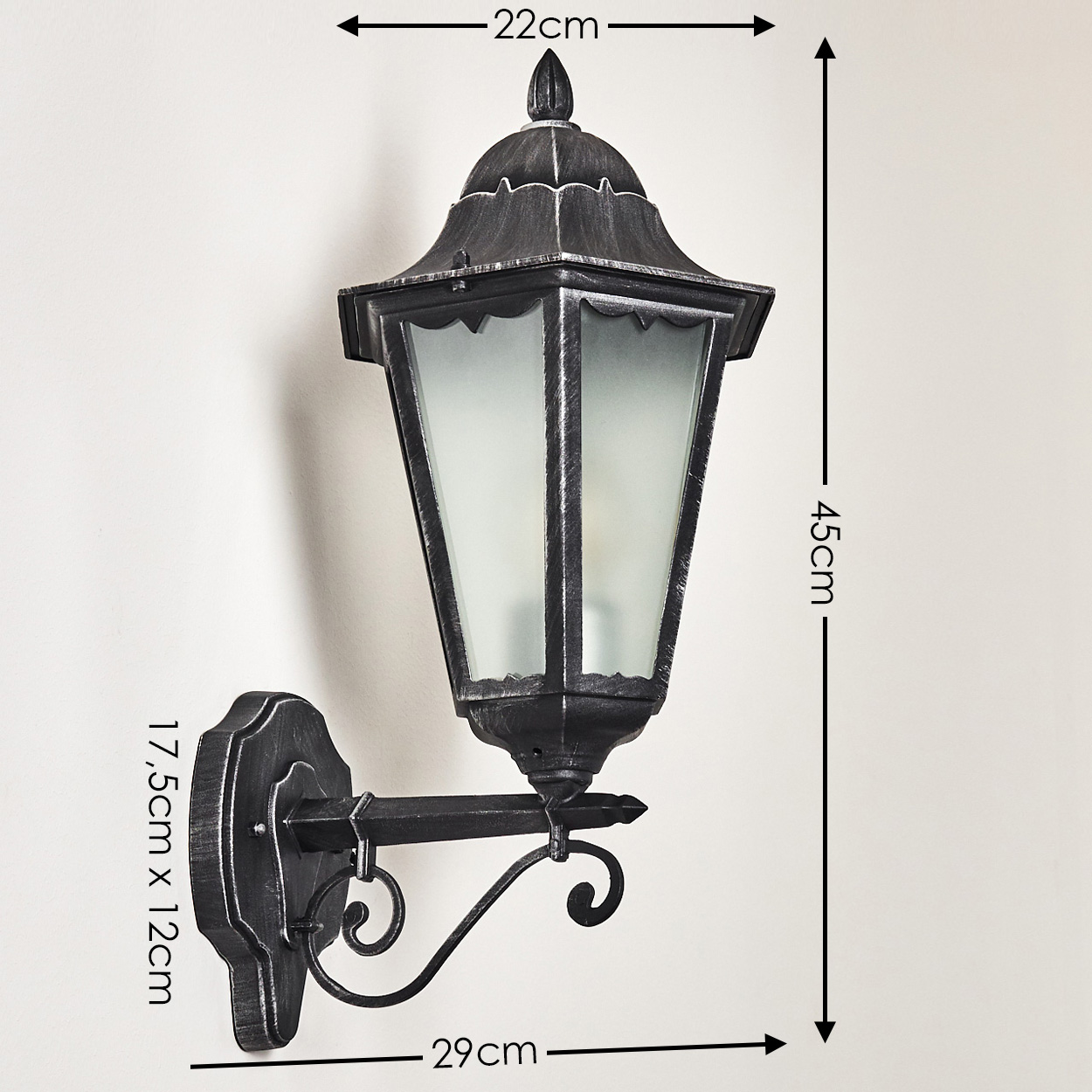 Eine schwarz-silberne Wandlampe mit Milchglasscheiben. Abmessungen: 22 cm, 45 cm, 29 cm und 17,5 cm x 12 cm.