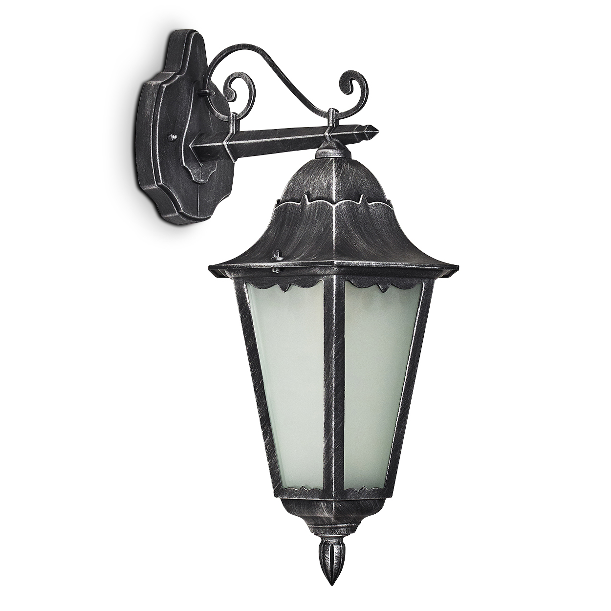Dunkle Metall-Außenlampe mit mattiertem Glasschirm und dekorativen Elementen. Sie ist an einer weißen Wand befestigt.