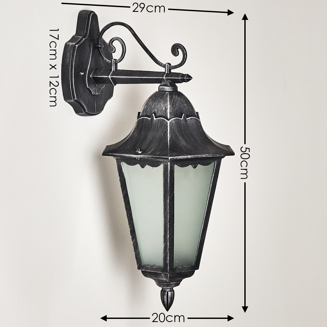 Eine schwarze Außenlampe ist an einer weißen Wand montiert. Abmessungen sind angegeben: 29 cm, 50 cm, 20 cm, 17 cm x 12 cm.