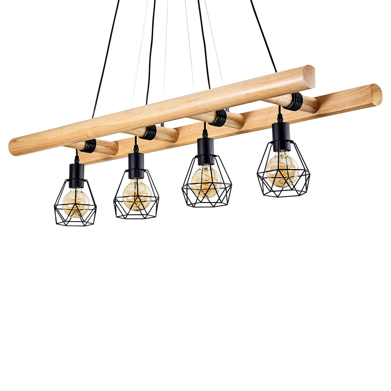 Eine Holzbalken-Kronleuchter mit vier schwarzen Metallkäfiglichtern, jeweils mit einer warmen Glühbirne, hängt vor weißem Hintergrund.