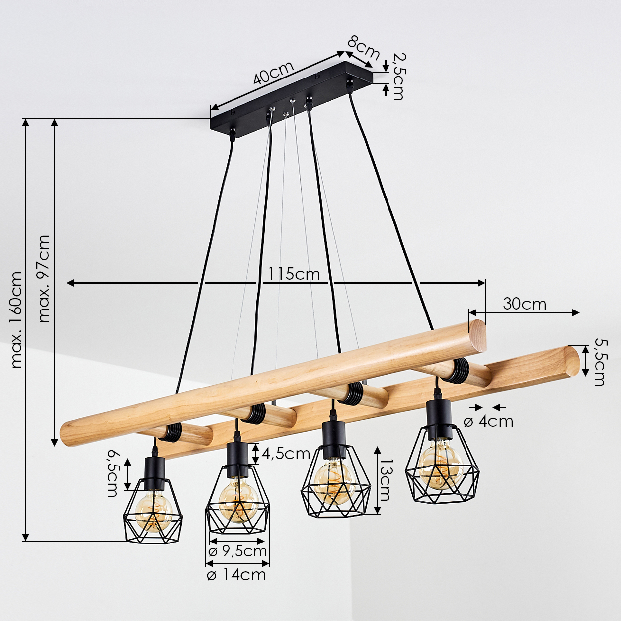 Eine Holz-Metall-Kronleuchter mit vier Lichtern, Maße beschriftet. Es hängt von der Decke, mit schwarzen Drähten und einem Holzbalken.