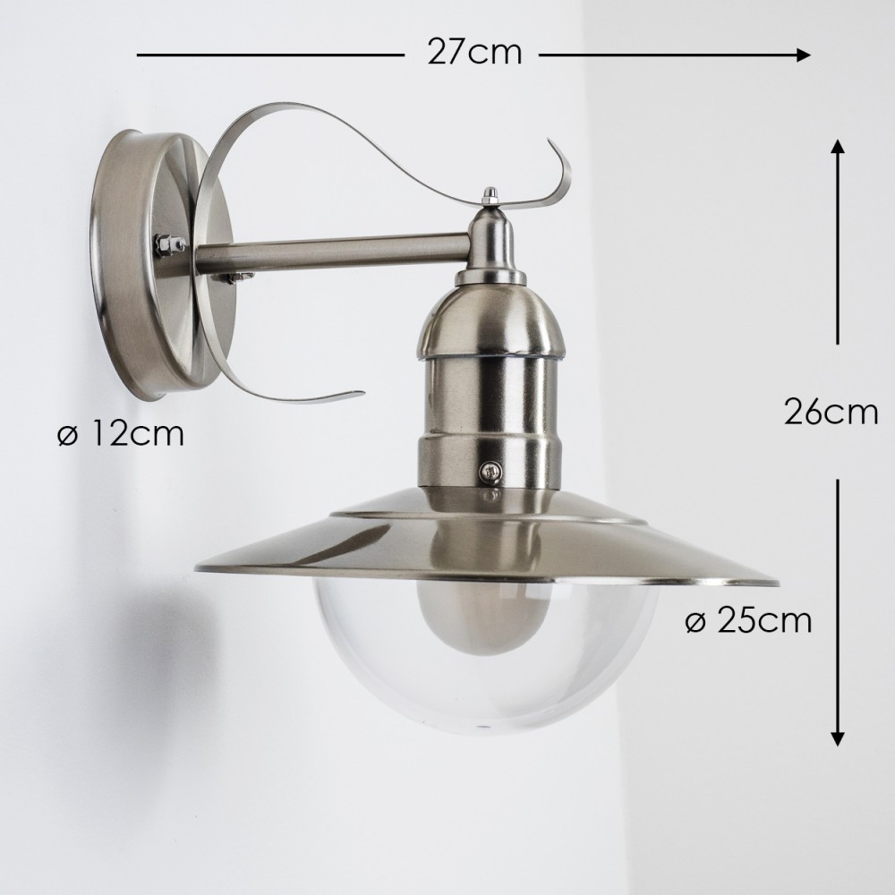 Eine metallische Wandlampe mit klarem Glasschirm. Abmessungen: 27 cm breit, 26 cm hoch, Schirmdurchmesser 25 cm, Sockel 12 cm.