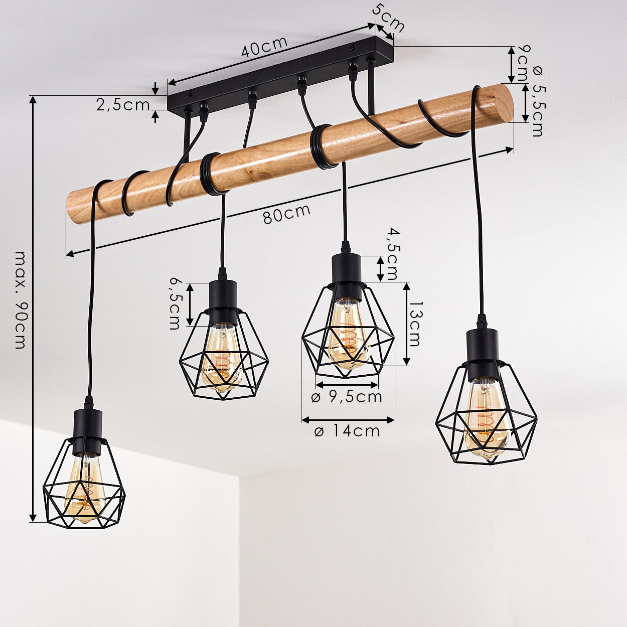 Eine moderne Deckenlampe mit vier schwarzen Pendelleuchten, geometrischen Käfigen und einem Holzbalken. Maße sind im Bild angegeben.