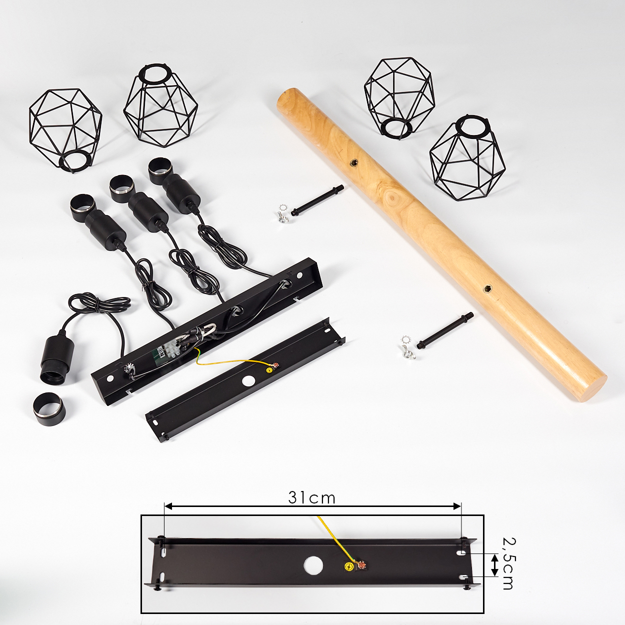 Zerlegte Lampenteile auf Weiß. Enthält Holzstange, schwarzen Metallrahmen, Drahtlampen, geometrische Schirme, Schrauben und Maßangaben.