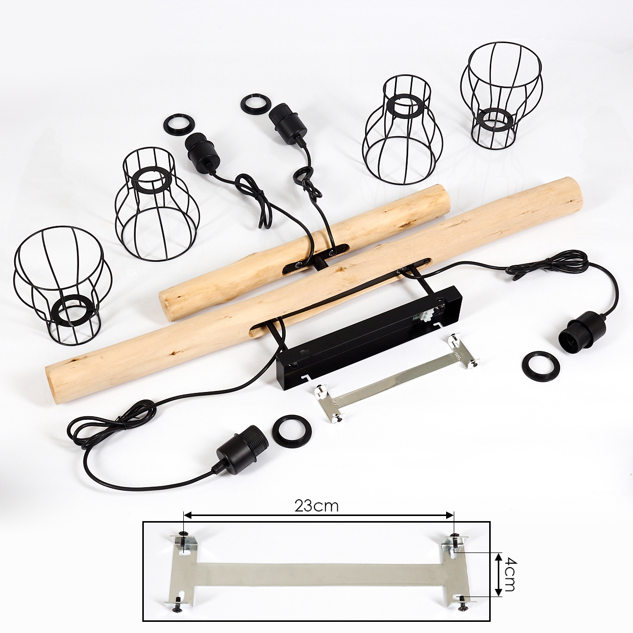 Komponenten einer Lampe auf weißem Untergrund. Enthält Holzbalken, schwarze Drahtkäfige, Lampenfassungen und eine Metallhalterung.