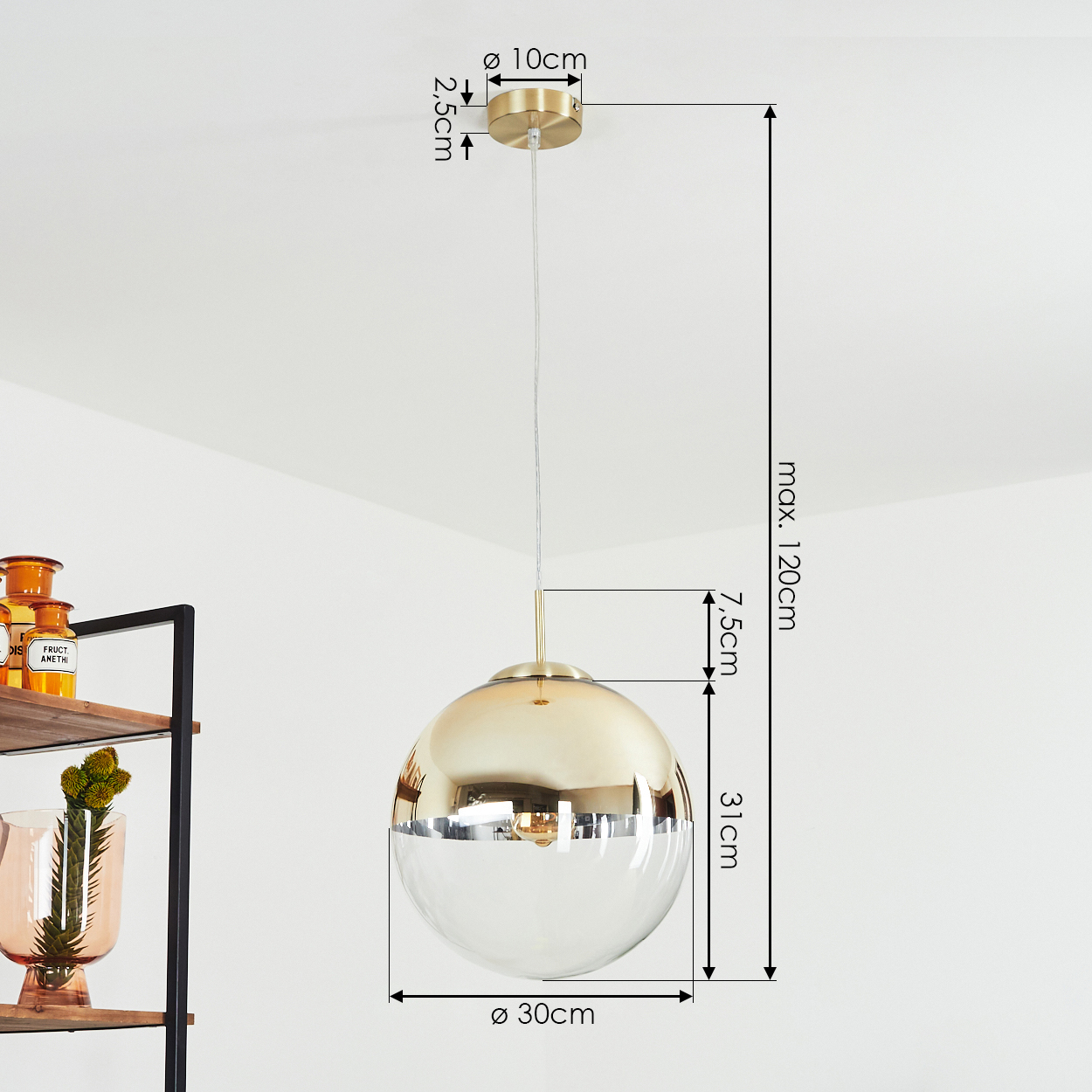 Eine goldene und klare Glaskugel-Hängeleuchte hängt von der Decke. Abmessungen sind angegeben. Regal mit Flaschen links.