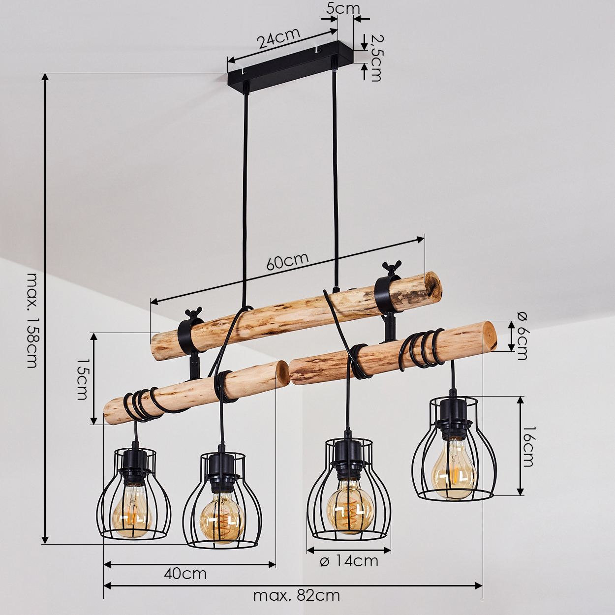Eine Holzbalken-Kronleuchter mit vier käfigartigen Glühbirnen. Abmessungen sind angegeben. Der Hintergrund ist eine weiße Wand.