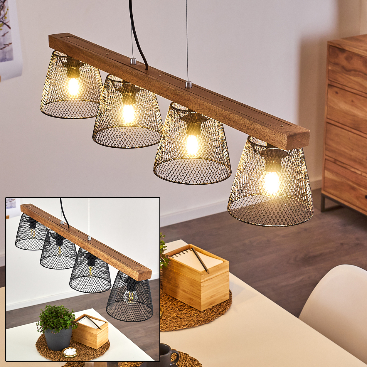 Ein Holzbalken mit vier Lampen mit Drahtgeflechtschirmen. Die Lampen befinden sich über einem weißen Tisch. Ein Beistelltisch und ein Stuhl sind sichtbar.
