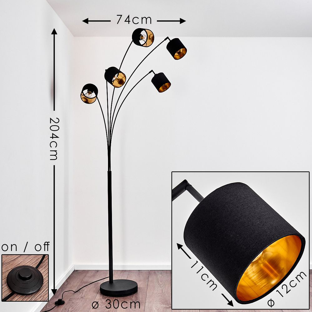 Eine schwarze Stehlampe mit fünf Köpfen. Jeder Kopf hat eine schwarze Außenseite und eine goldene Innenseite. Der Sockel ist rund und schwarz.
