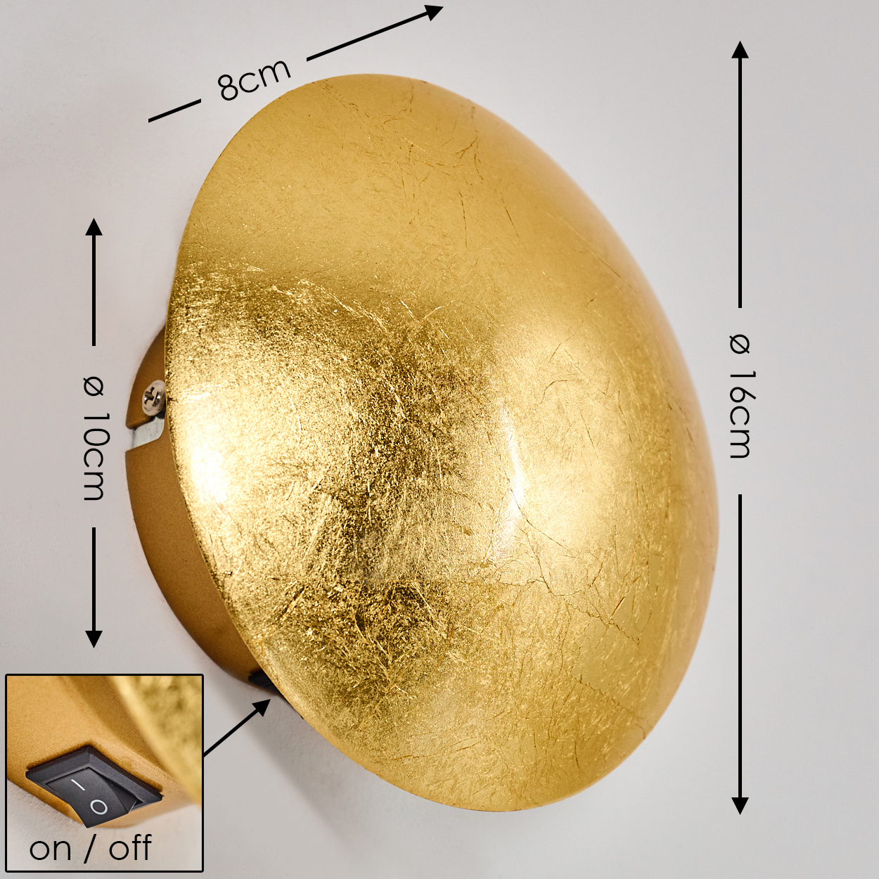 Eine goldene Wandleuchte mit beschrifteten Abmessungen. Sie hat einen Ein-/Ausschalter. Der Hintergrund ist weiß.