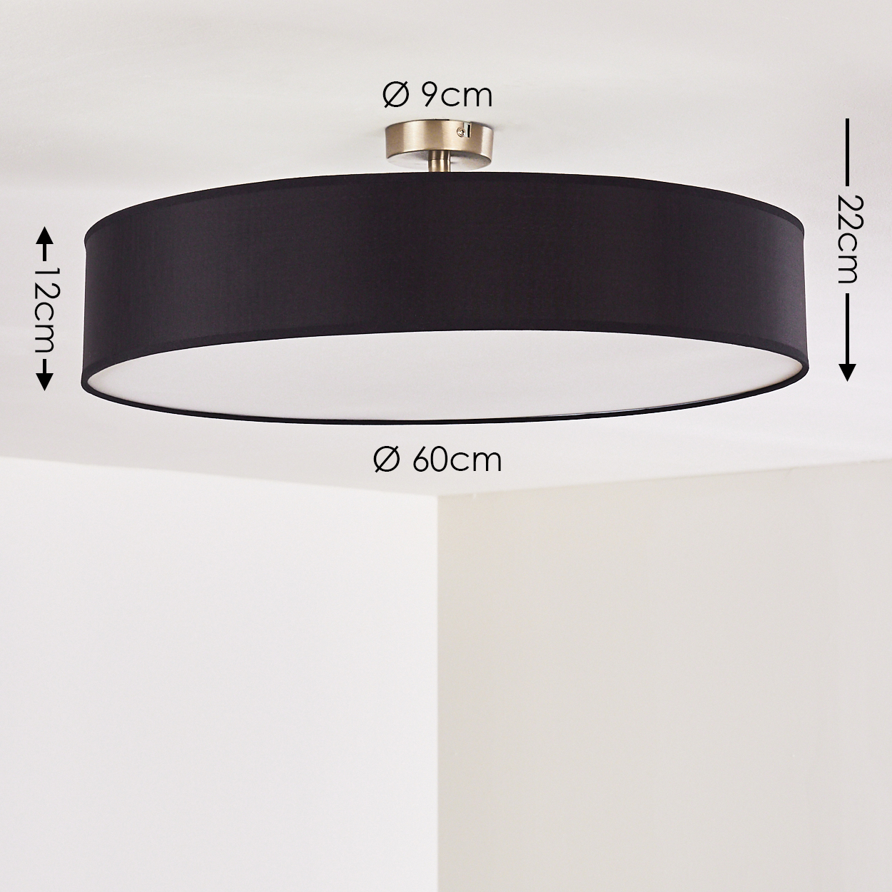 Eine schwarze Deckenlampe mit Maßangaben. Sie hat einen schwarzen Lampenschirm und ein weißes Innere. Die Maße sind in cm angegeben.