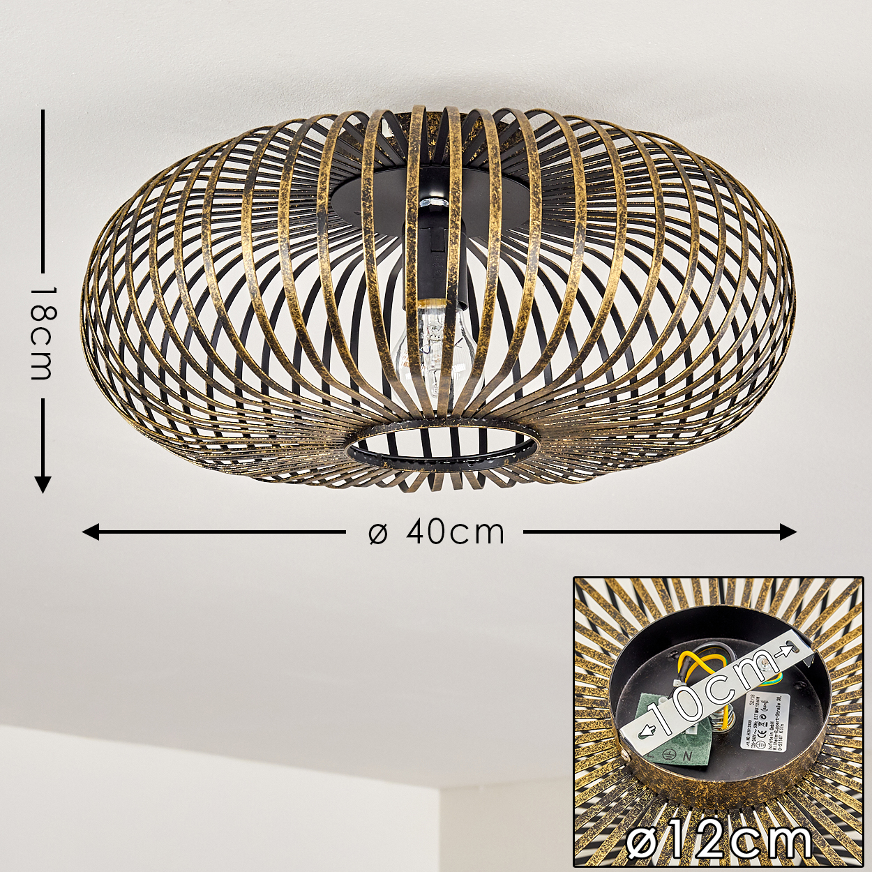 Eine ovale, goldfarbene, käfigartige Deckenlampe mit einer Glühbirne im Inneren. Maße: 40 cm Durchmesser, 18 cm Höhe und 12 cm und 10 cm Durchmesser.