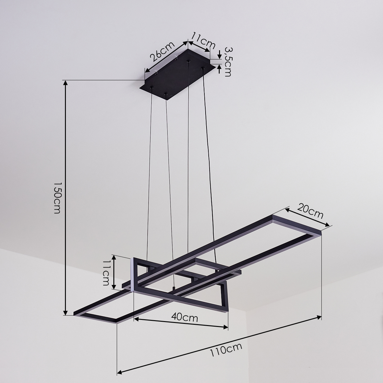 Eine schwarze, geometrische Deckenlampe ist aufgehängt, mit angegebenen Abmessungen. Die Lampe hat rechteckige und quadratische Formen.