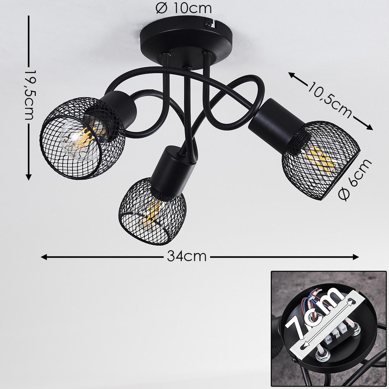 Schwarze Deckenleuchte mit drei Lampen. Abmessungen werden angezeigt. Glühbirnen sind sichtbar. Das Licht ist an der weißen Decke montiert.