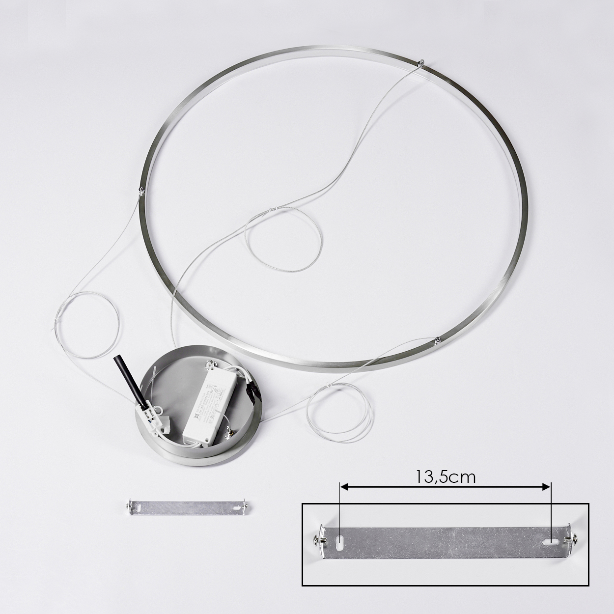 Eine moderne kreisförmige Leuchte mit Metallring, Kabeln und Netzteil. Eine 13,5 cm Halterung ist abgebildet. Alles auf weißem Hintergrund.