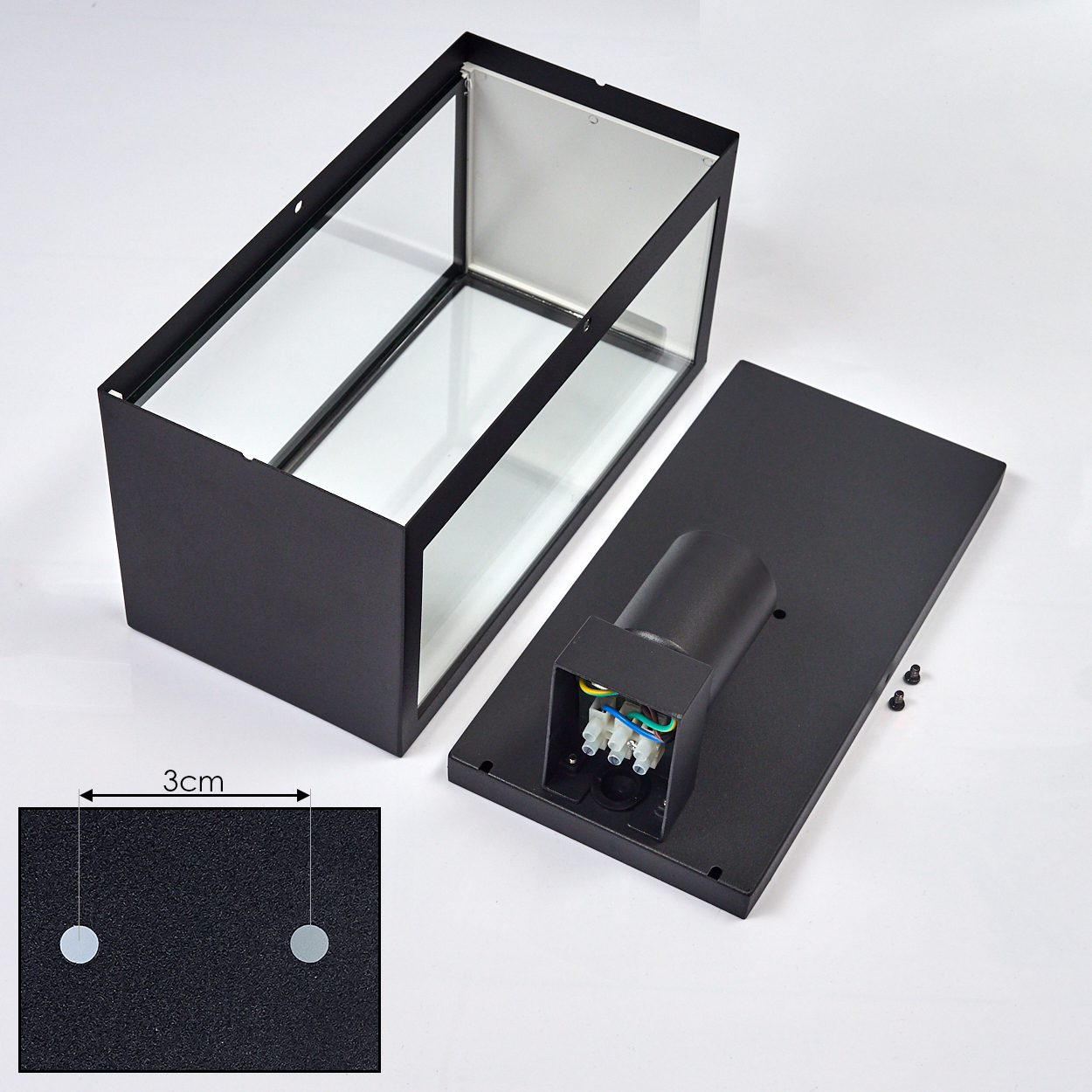 Schwarze rechteckige Außenlampenteile. Glasseiten, offene Oberseite. Sockel mit elektrischen Komponenten abgetrennt. 3cm Skala enthalten.