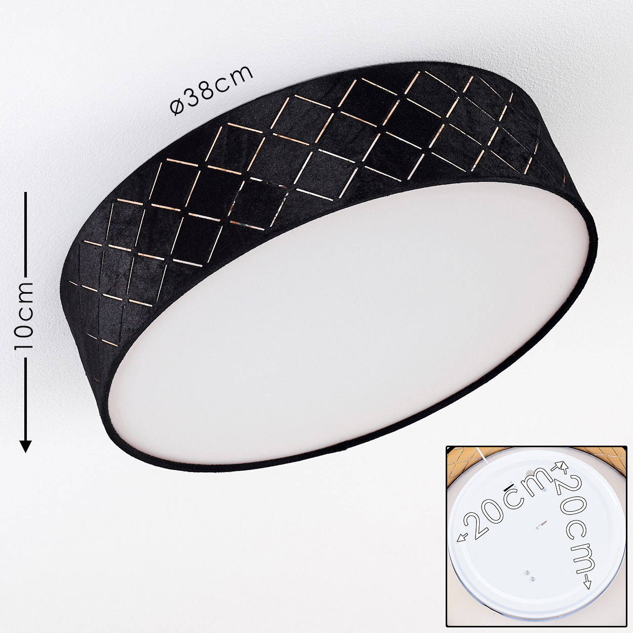 Schwarze runde Deckenlampe mit Rautenmuster. Die Lampe hat 38cm Durchmesser und 10cm Höhe. Die Lampe hat ein weißes Innere.