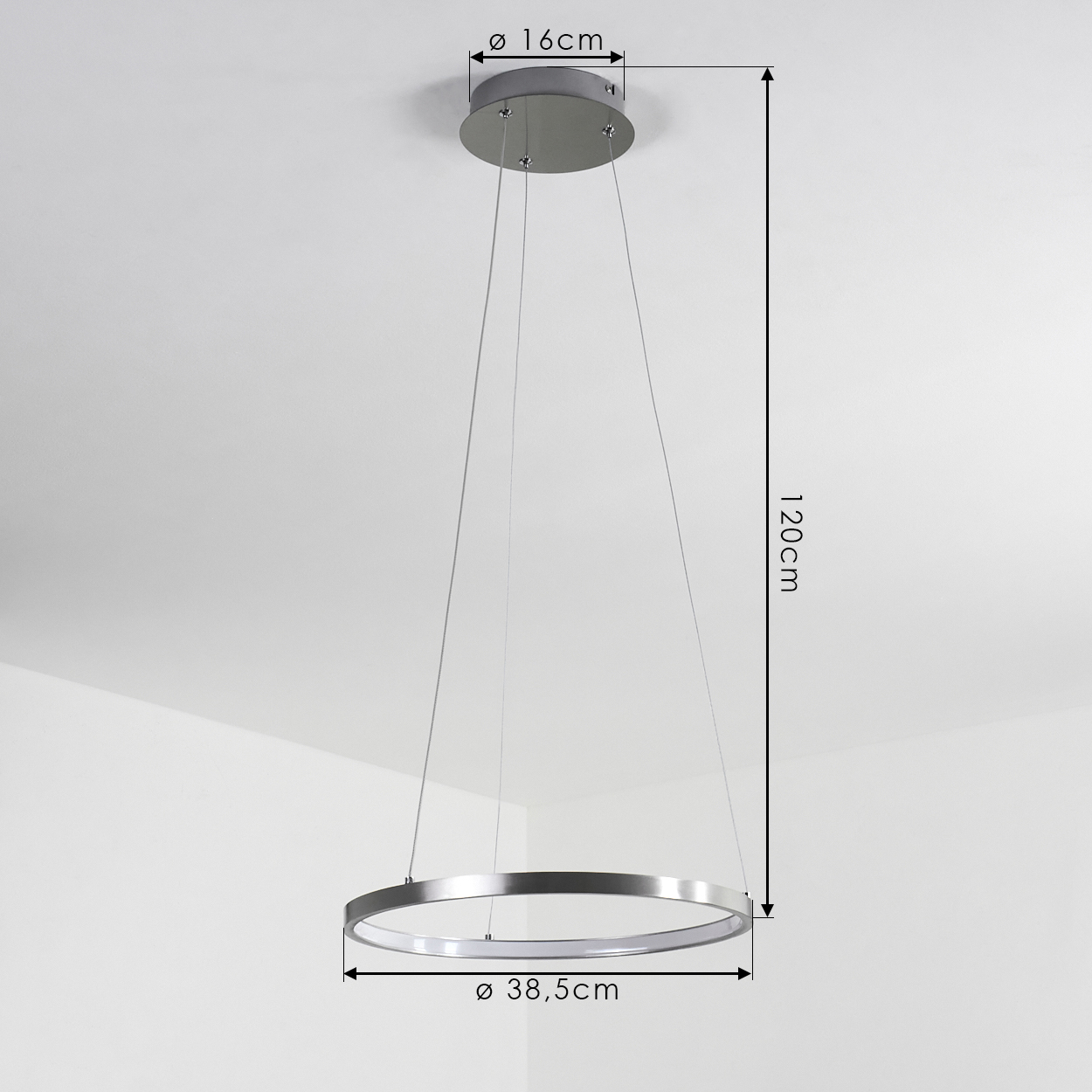 Eine moderne silberne Ring-Pendelleuchte mit den Maßen: 16 cm Durchmesser, 38,5 cm Durchmesser, 120 cm Länge und weiße Decke.