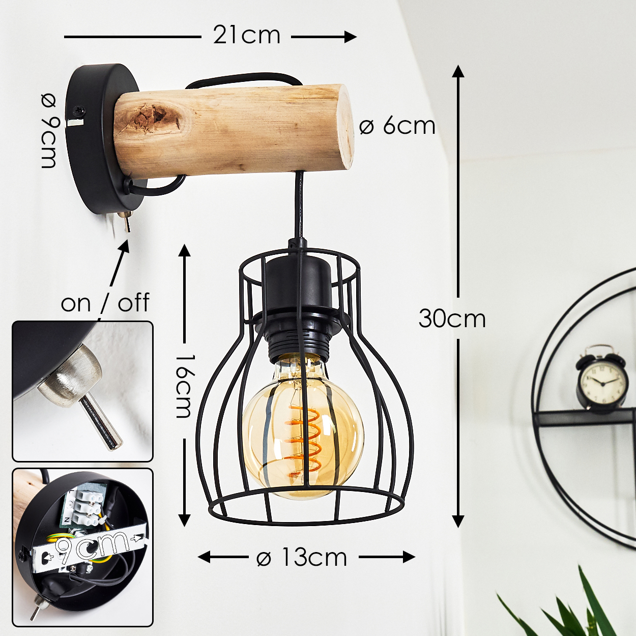 Eine Wandlampe mit Holzbalken und einem schwarzen Käfig um die Glühbirne. Die Lampe ist an einer weißen Wand befestigt. Es gibt auch Details und Abmessungen.