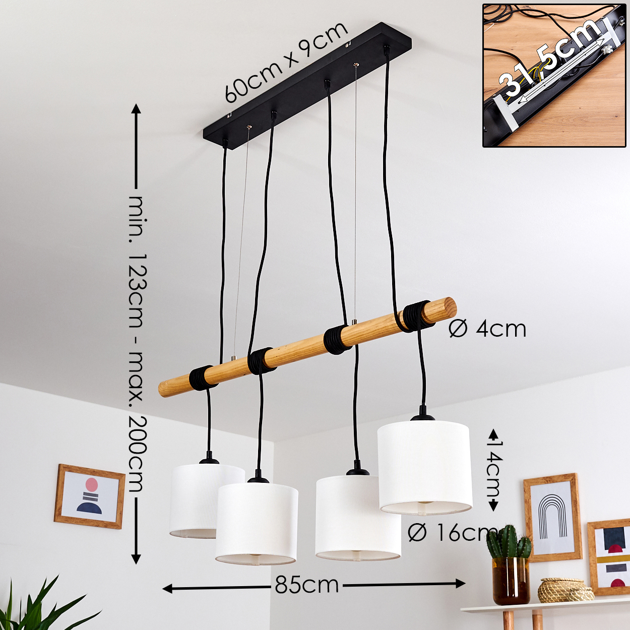 Eine moderne Deckenleuchte mit vier weißen Lampenschirmen hängt von der Decke. Maße sind im Bild enthalten, die seine Abmessungen zeigen.
