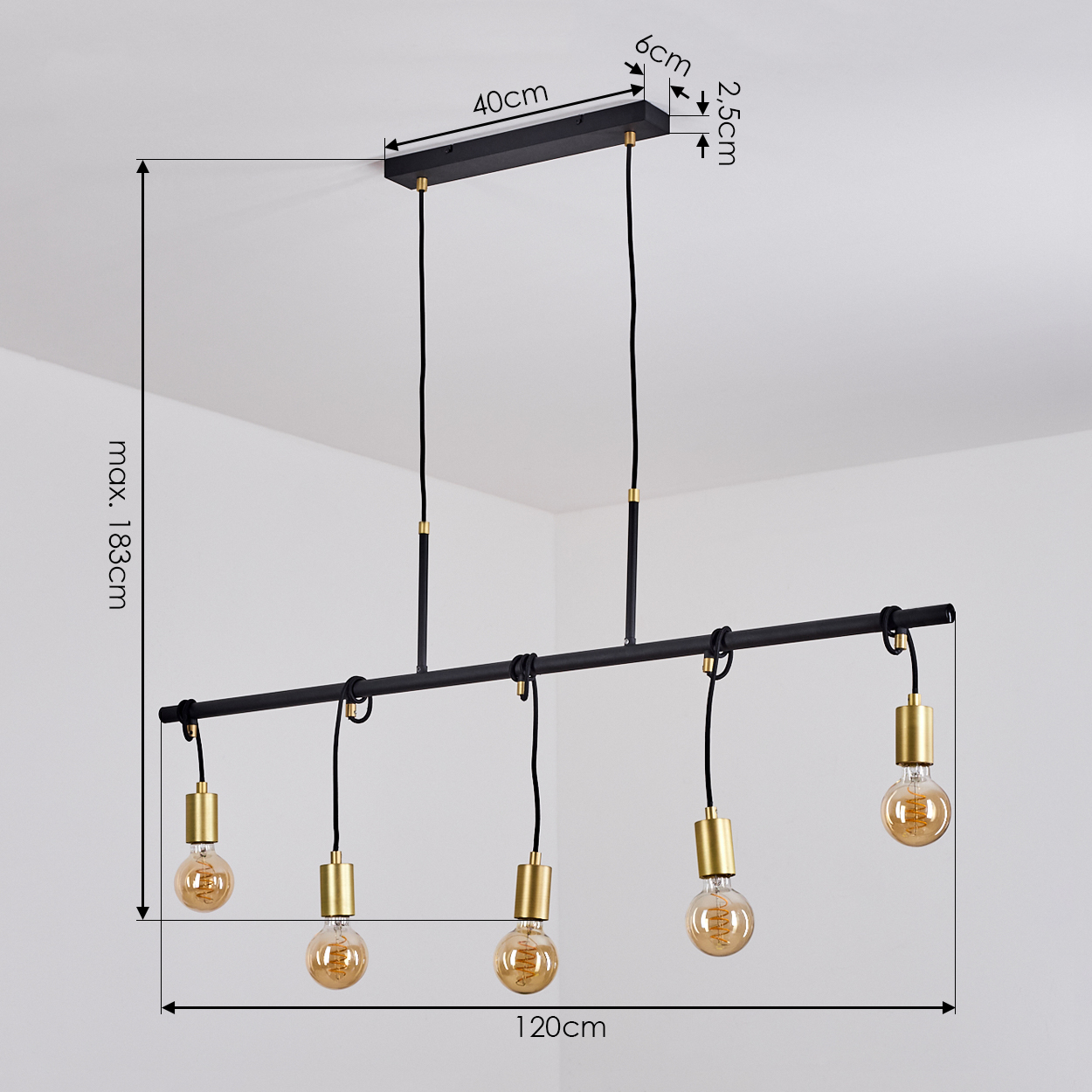 Eine schwarz-goldene Pendelleuchte mit fünf Glühbirnen. Abmessungen sind enthalten, die Länge, Breite und maximale Deckenhöhe zeigen.