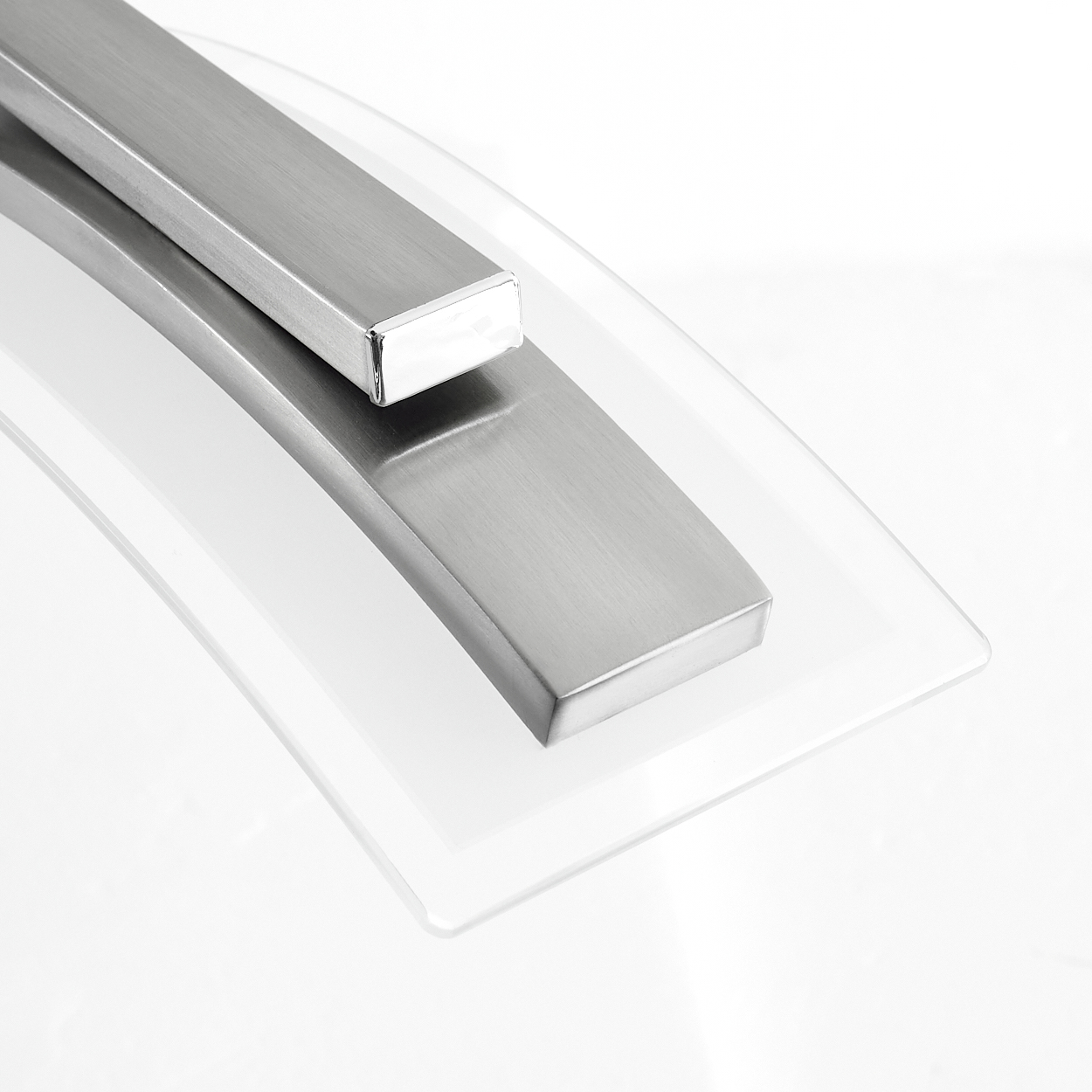 Nahaufnahme eines modernen Designs. Ein klares, gebogenes Glastablett trägt zwei gebürstete Stahlstangen, die das Licht auf weißem Hintergrund reflektieren.