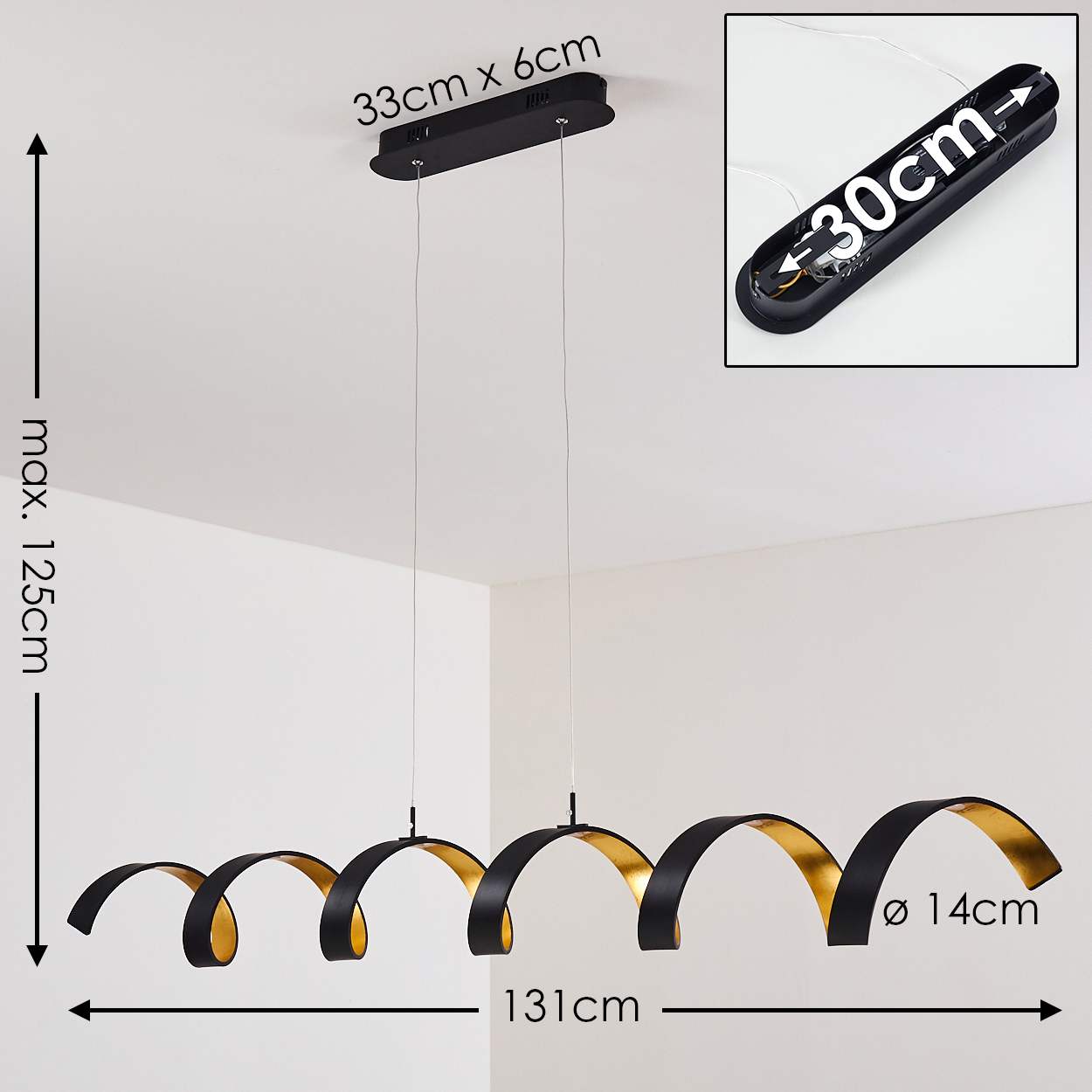 Eine moderne schwarze und goldene Hängelampe hängt von der Decke. Abmessungen sind angegeben. Der Hintergrund ist schlichte weiße Wände.