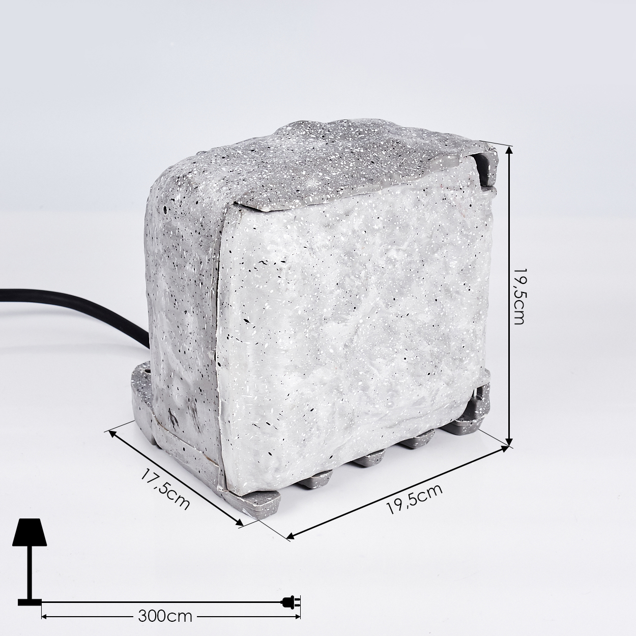 Eine Betonlampe, 19,5 cm hoch, 17,5 cm breit und 19,5 cm tief. Sie hat ein schwarzes Kabel und einen Stecker. Maße sind beschriftet.