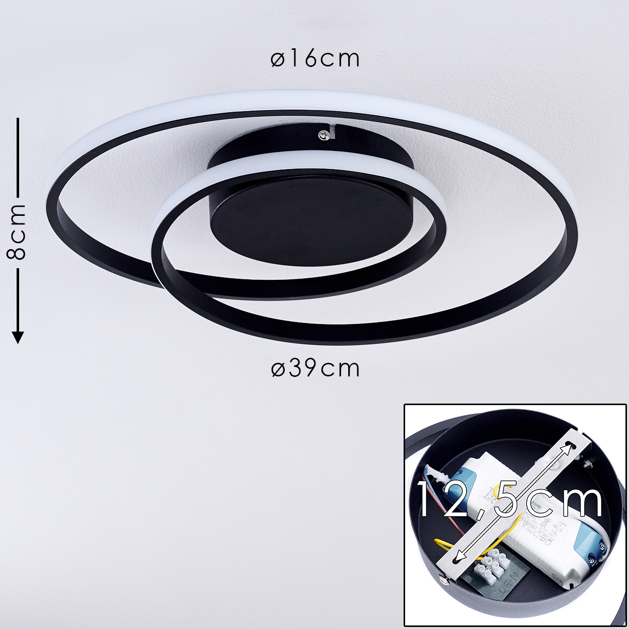 Eine moderne Deckenleuchte mit einem schwarz-weißen Spiraldesign. Sie ist an einer weißen Decke montiert, mit Maßangaben.