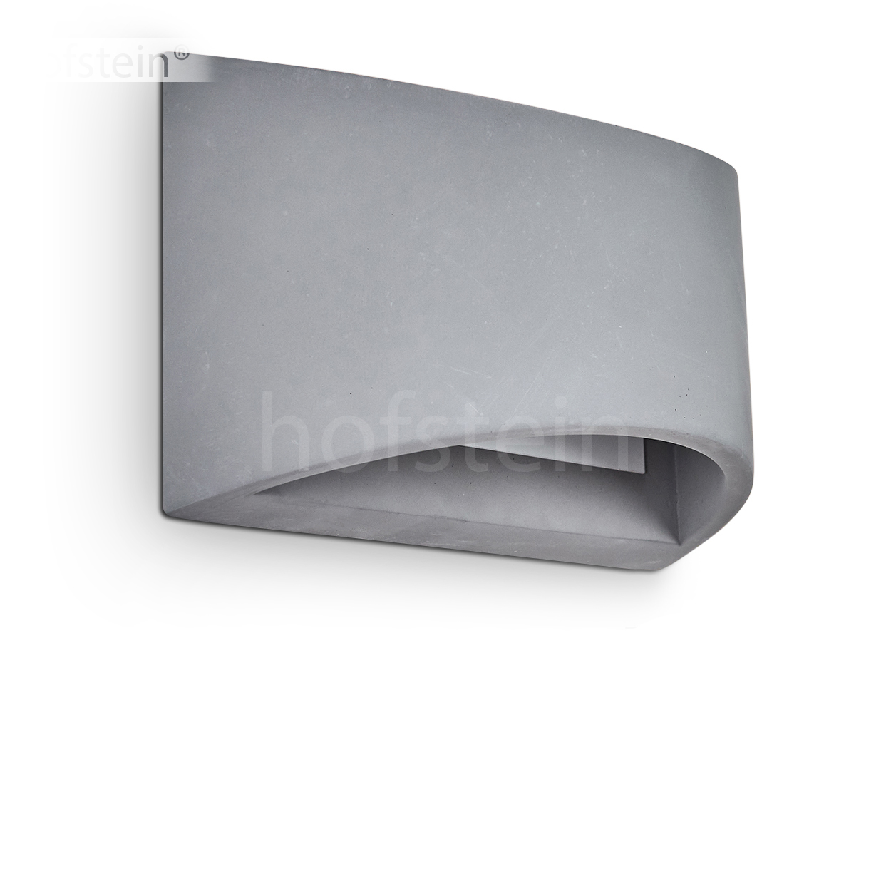 Eine graue, gebogene Wandleuchte. Sie ist rechteckig mit abgerundeter Unterseite. Die Lampe ist an einer weißen Wand befestigt.