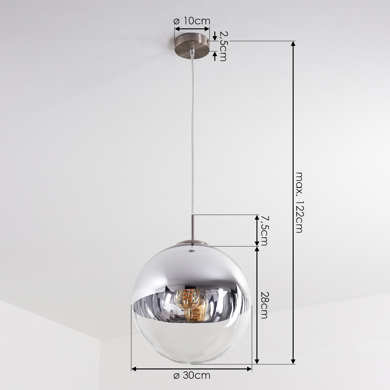 Eine Pendelleuchte mit einer silbernen und transparenten Glaskugel, Abmessungen angegeben. Durchmesser 30cm. Deckenbefestigung und Draht sichtbar. Weiße Decke.