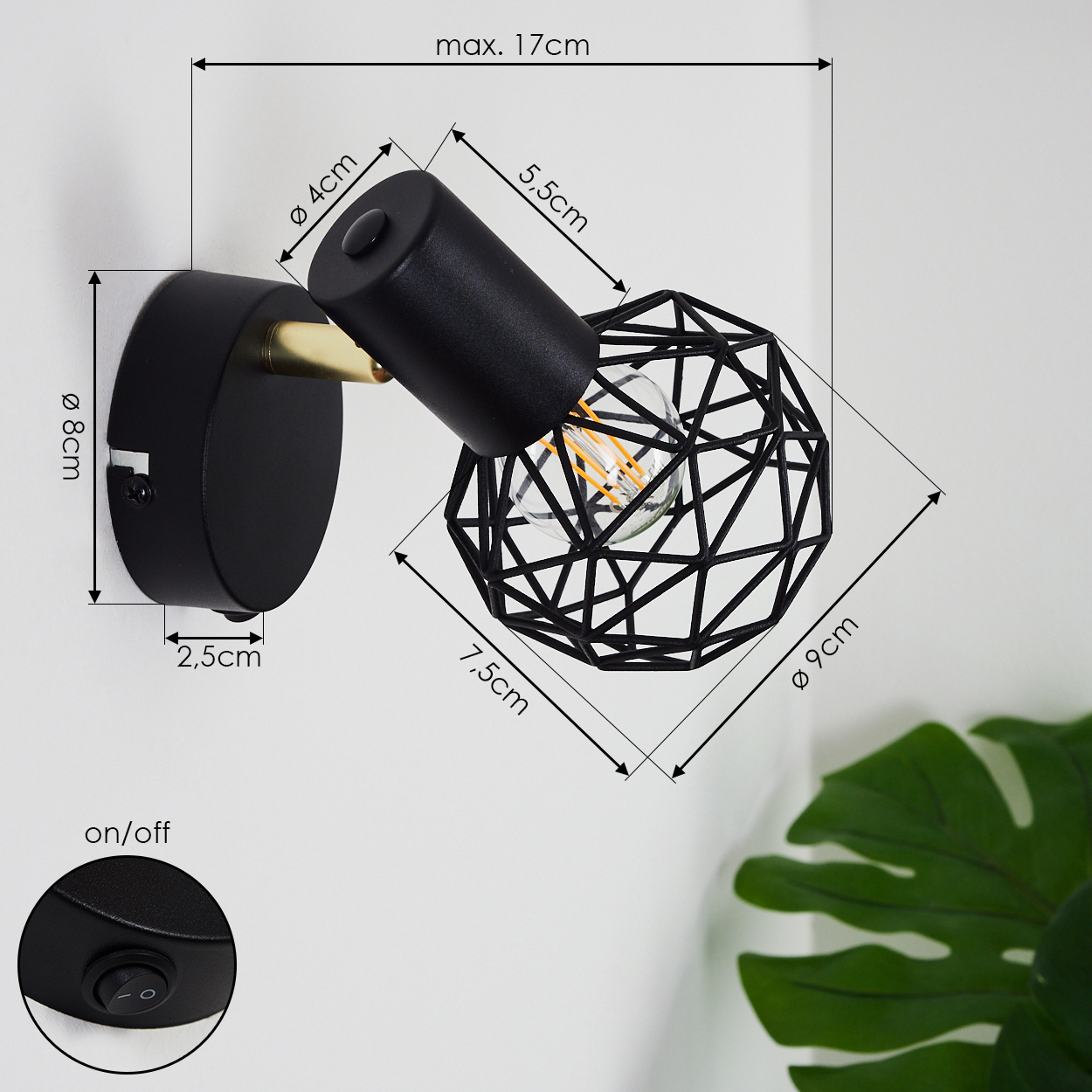Eine schwarze Wandlampe mit geometrischem Lampenschirm, Glühbirne sichtbar. Abmessungen: max. 17 cm, 8 cm, 4 cm, 9 cm, 7,5 cm, 5,5 cm, 2,5 cm.