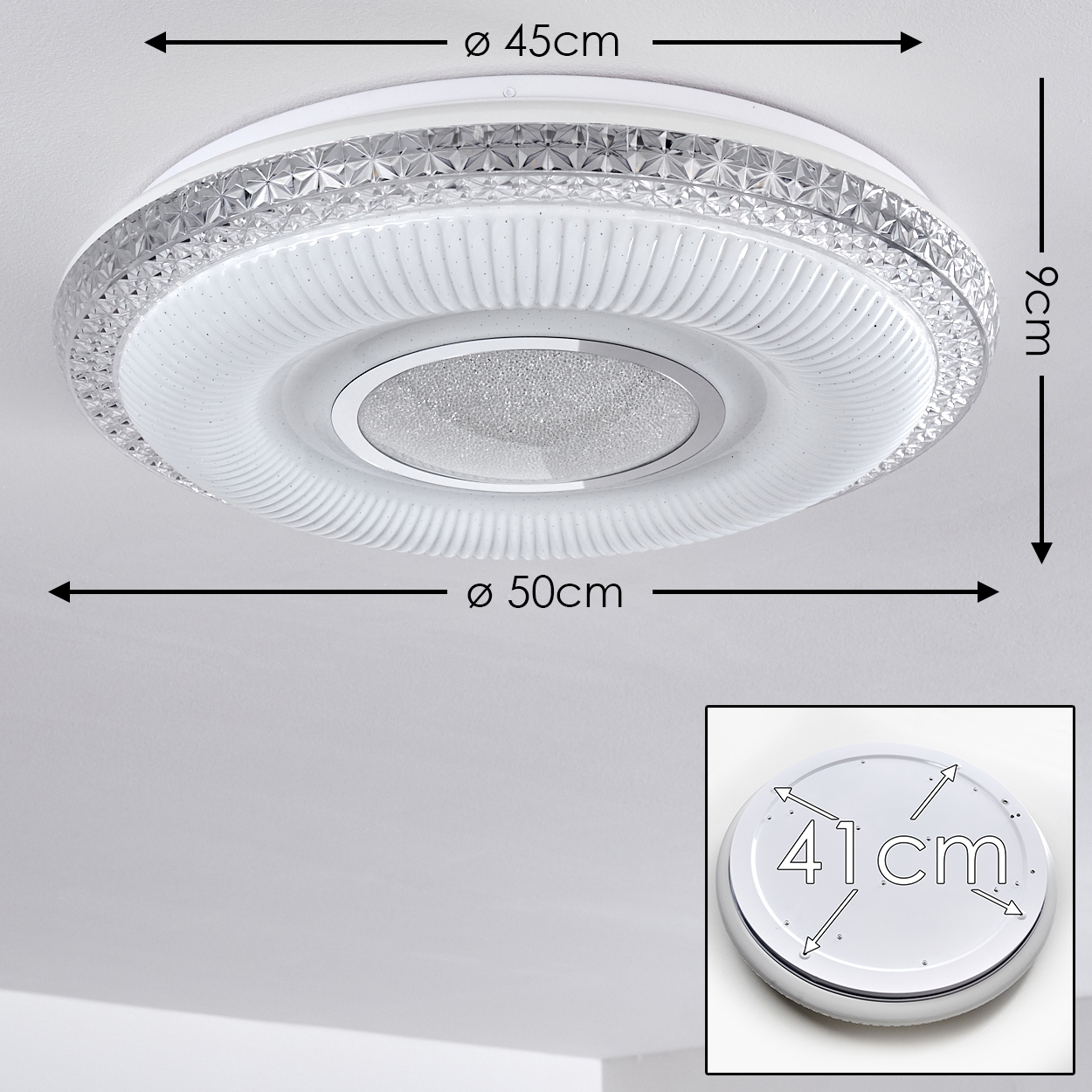 Weiße, runde Deckenlampe. Sie hat eine strukturierte Mitte, einen kristallähnlichen Rand und misst 50 cm im Durchmesser.