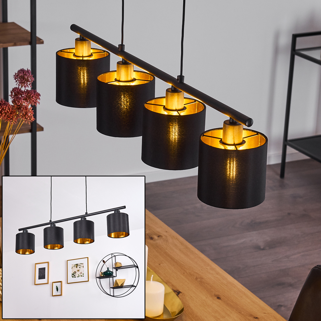 Eine schwarze Hängelampe mit vier Lampenschirmen, goldfarbenem Innenraum, hängt über einem Holztisch. Im Hintergrund ein Regal und eine Wand mit Kunst.