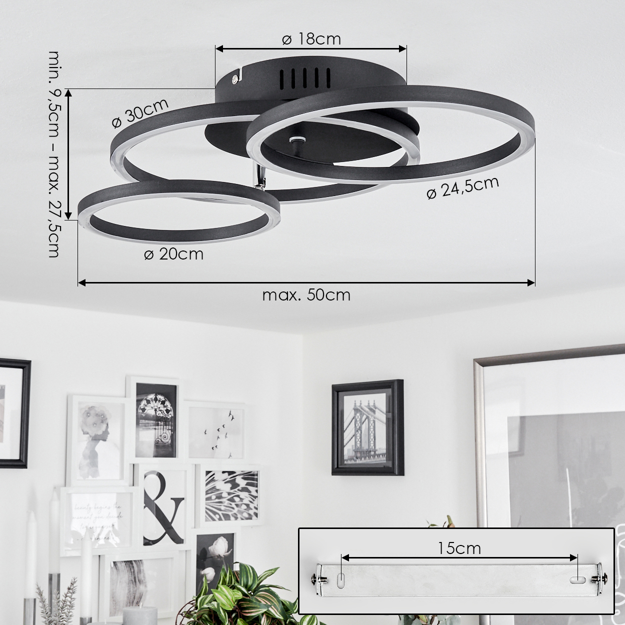 Eine moderne Deckenlampe mit drei kreisförmigen Leuchten. Im Hintergrund eine Wand mit gerahmten Bildern und Pflanzen.