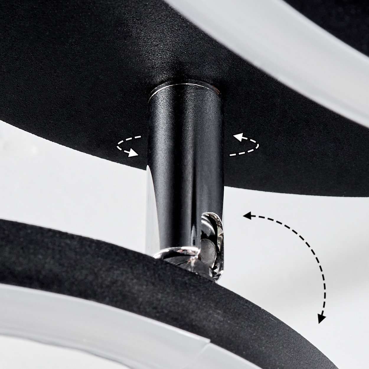Nahaufnahme einer modernen Lampe. Schwarze kreisförmige Schirme mit weißen Akzenten. Metallische zentrale Stütze. Pfeile zeigen mögliche Bewegung an.