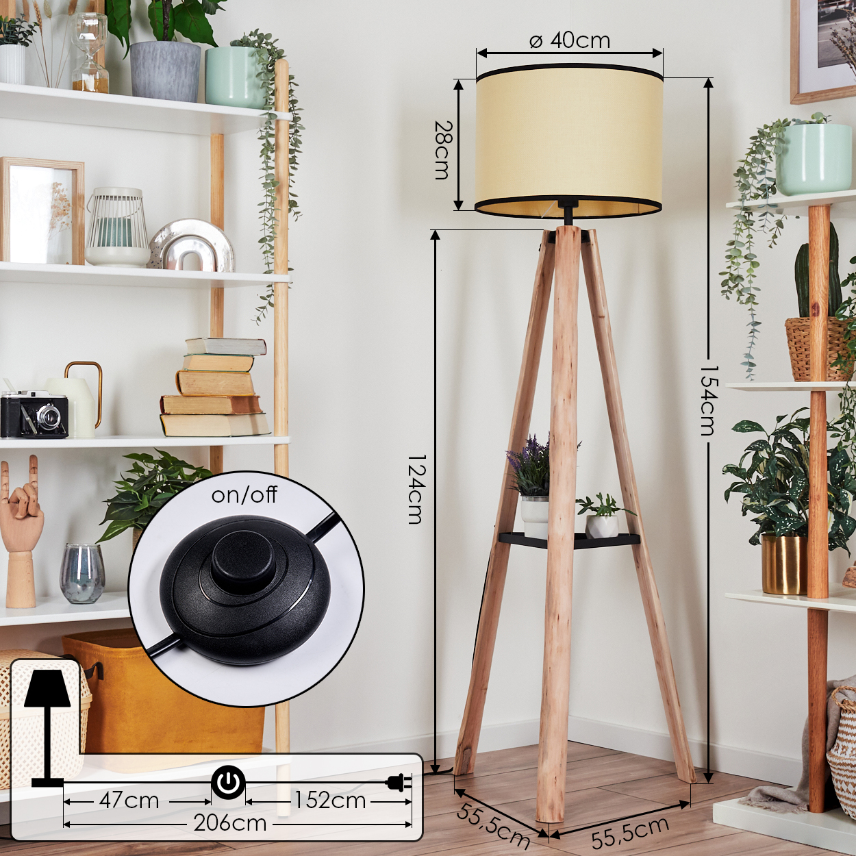 Eine Stehlampe mit beigem Lampenschirm steht auf einem Holzstativ. Regale mit Pflanzen umgeben sie. Ein Fußschalter liegt auf dem Boden.