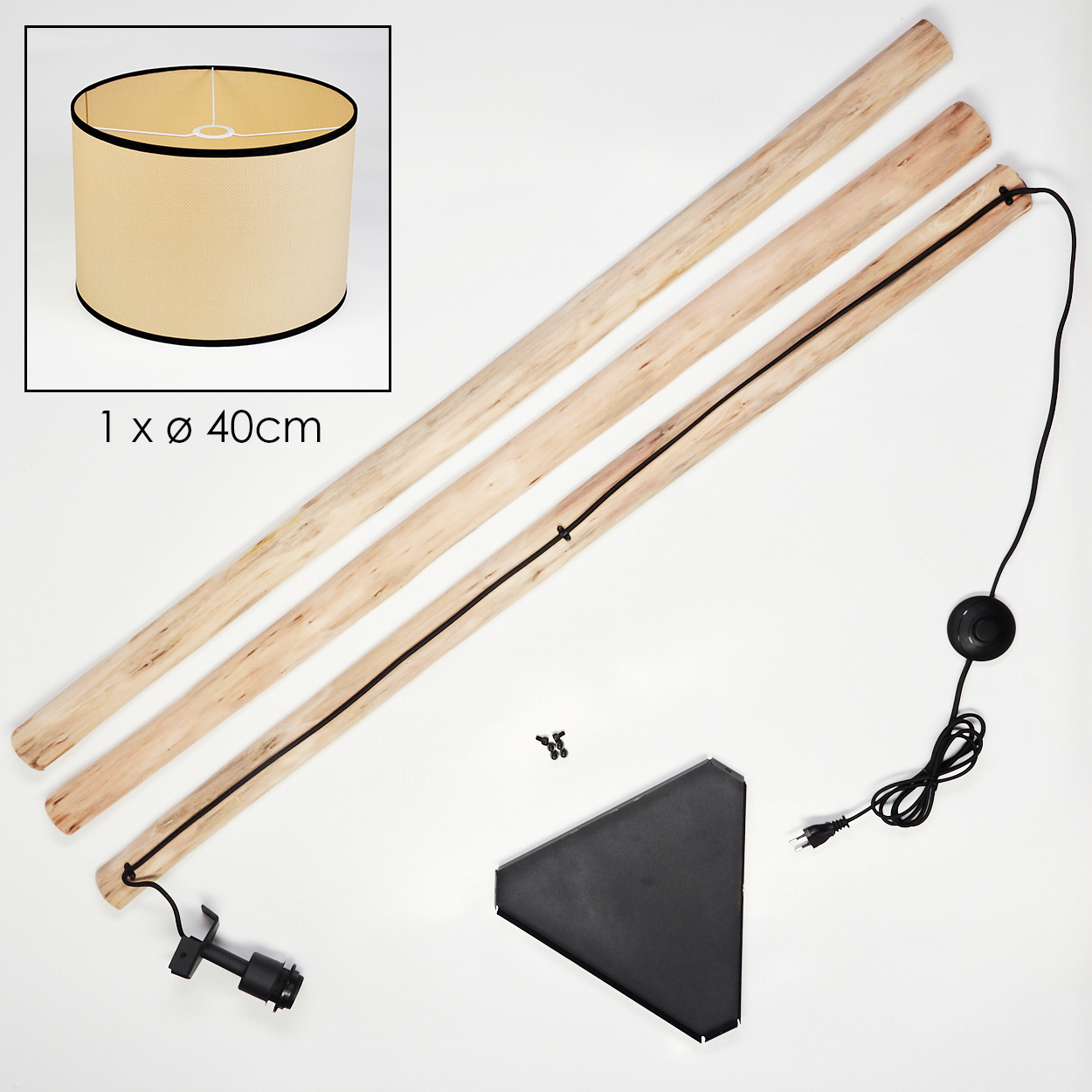Lampenbausatz: Lampenschirm, Holzstangen, schwarzes Kabel, Sockel, Schrauben und Fußschalter. Der Schirm ist beige mit schwarzem Rand. Teile sind unmontiert.