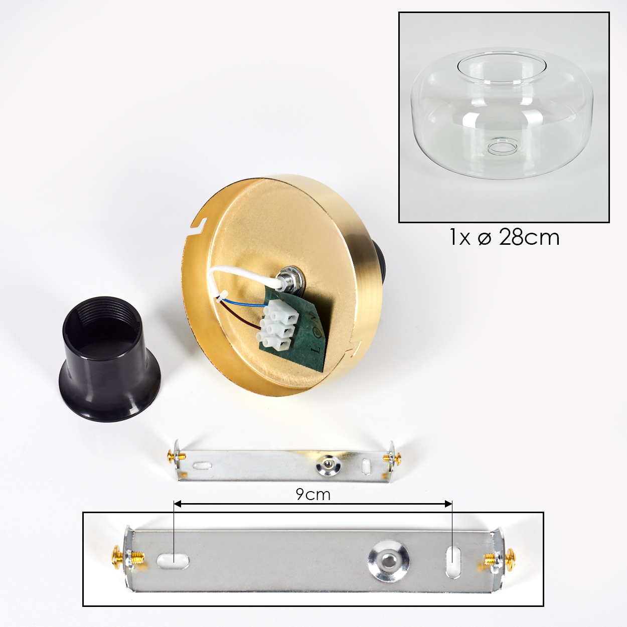 Teile einer Lampe. Ein rundes Goldelement, eine schwarze Fassung, ein Glasschirm und ein Metallstück. Alles auf weißem Hintergrund.