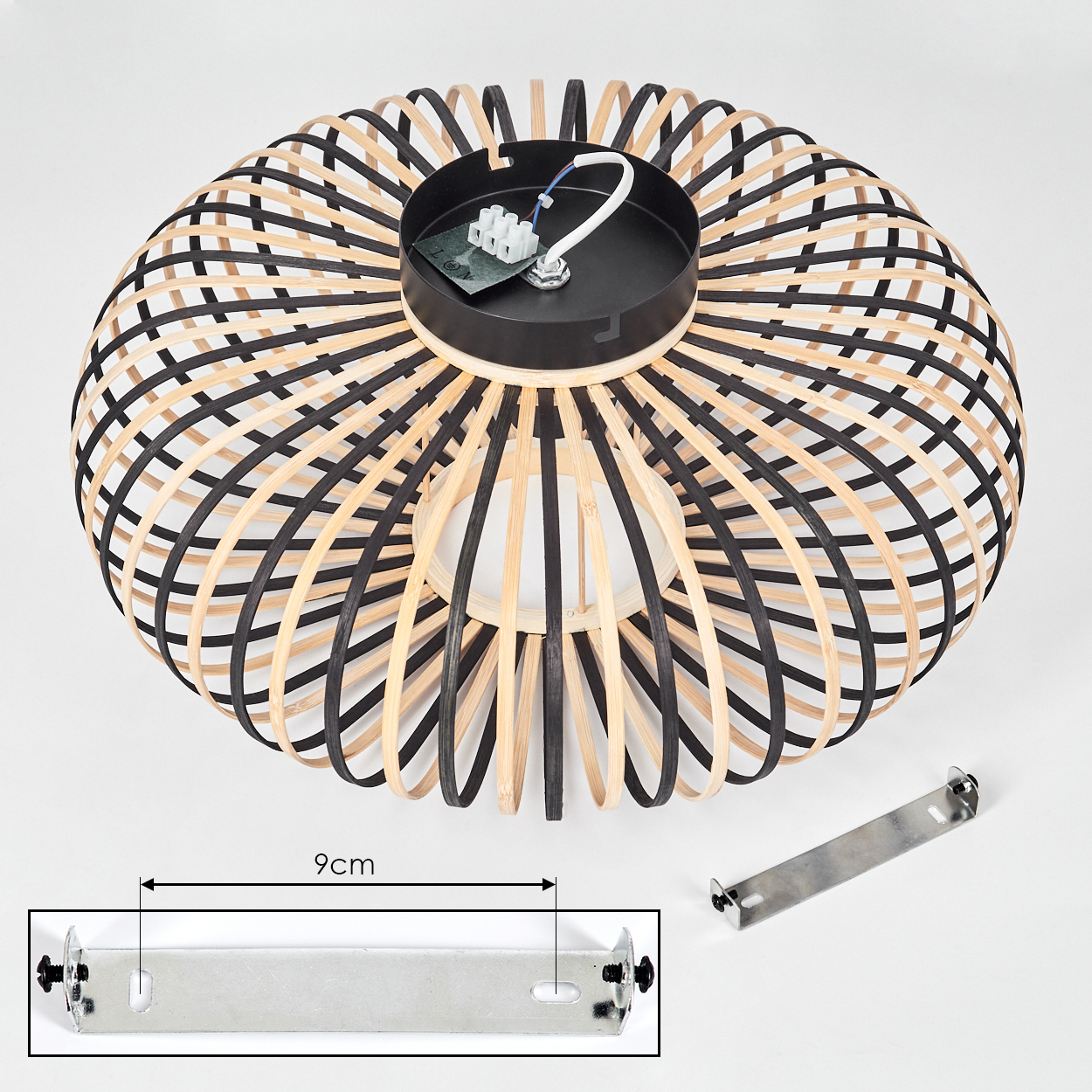 Ein gewebter Lampenschirm aus Bambus in Schwarz- und Naturtönen mit schwarzem Deckel und Montagehalterung. Eine Metallhalterung wird unten gezeigt.