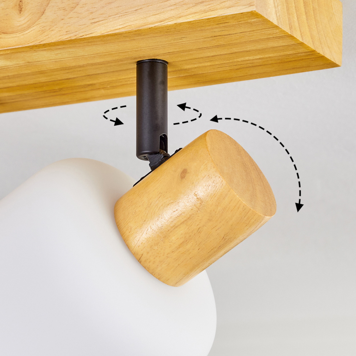 Eine Lampe aus Holz und Schwarz wird gezeigt. Die Lampe ist mit einem Holzbalken verbunden. Es gibt eine weiße Glühbirne.