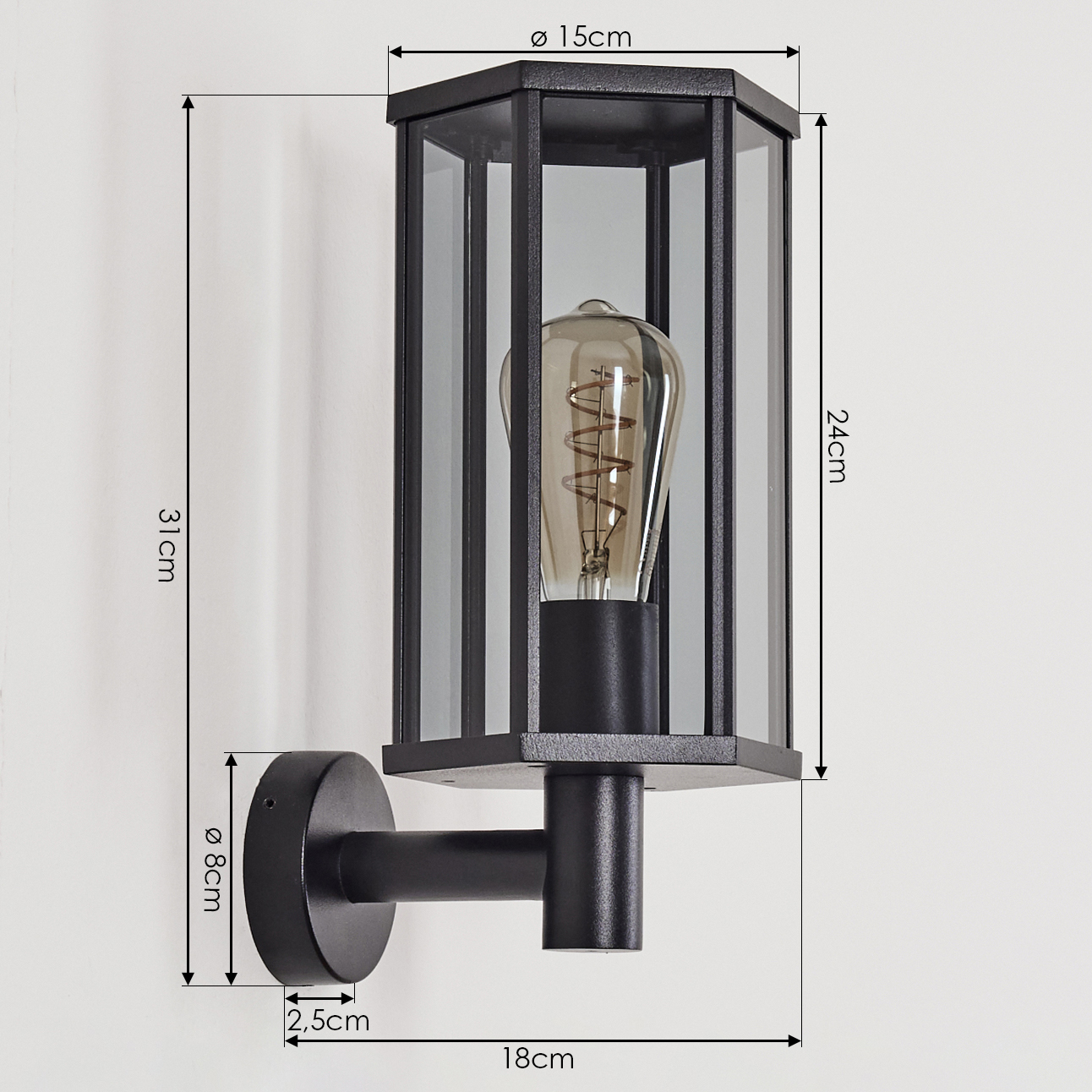 Eine schwarze Wandlampe mit rechteckigem Glasschirm. Die Glühbirne ist sichtbar. Abmessungen sind angegeben: 31cm, 18cm, 15cm, 24cm, 8cm, 2,5cm.