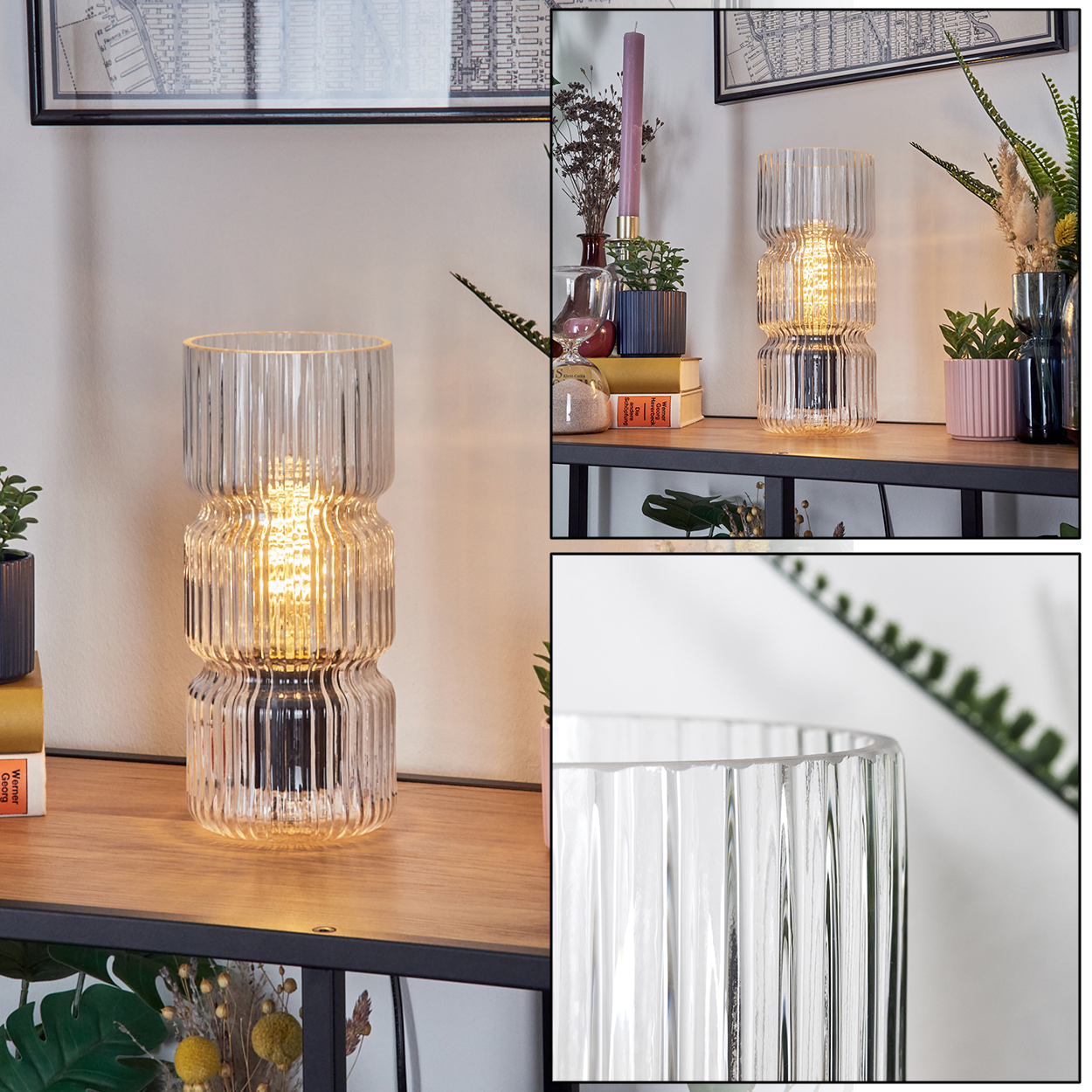 Eine Glaslampe mit geripptem Design leuchtet auf einem Holzregal. Andere Objekte wie Pflanzen und Bücher sind sichtbar.