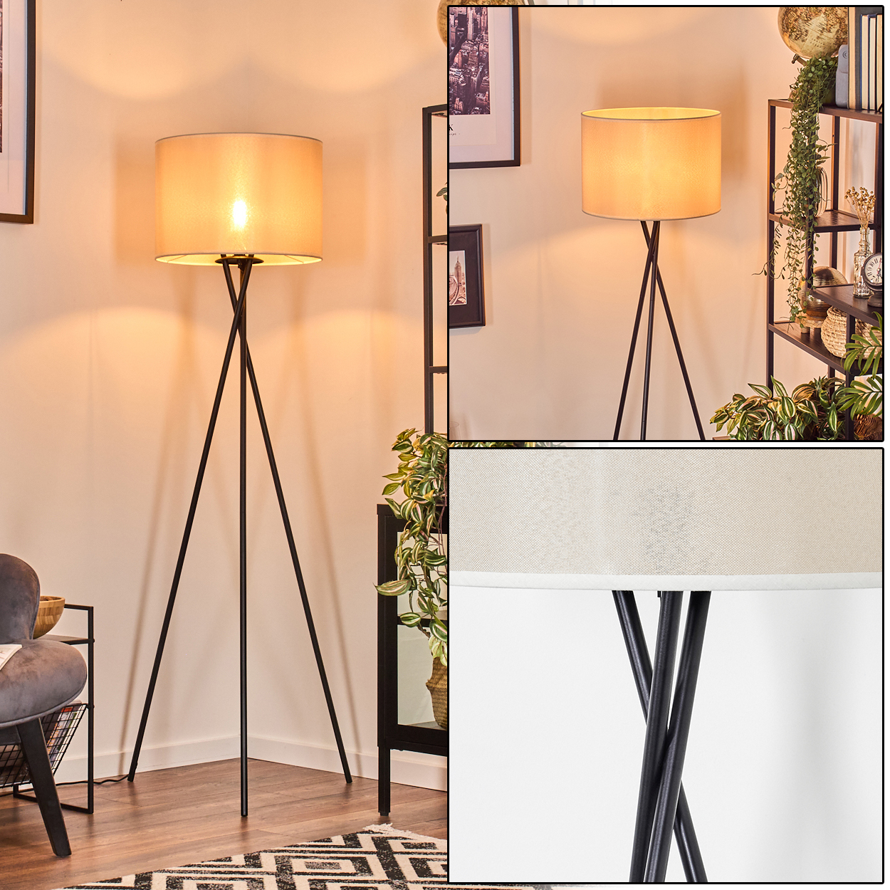 Eine moderne Stehlampe mit beigefarbenem Lampenschirm und schwarzen Dreibeinbeinen. Im Hintergrund ein Bücherregal und Pflanzen.