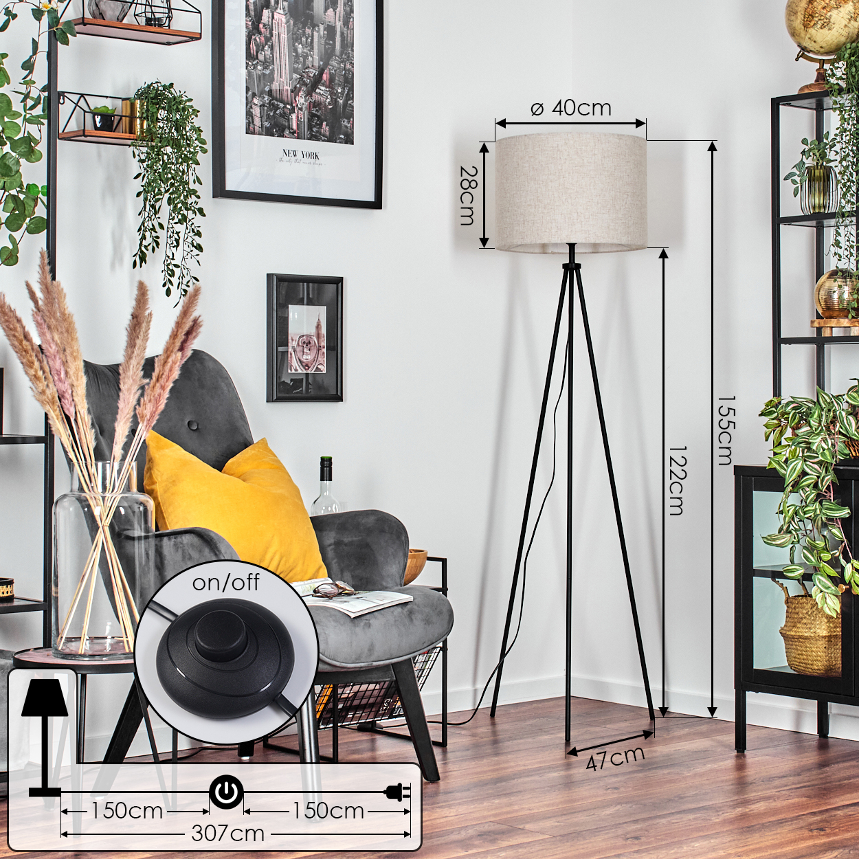 Ein Raum mit Stehlampe, grauem Sessel, New York-Bild, Beistelltisch und einem schwarzen Metallregal.