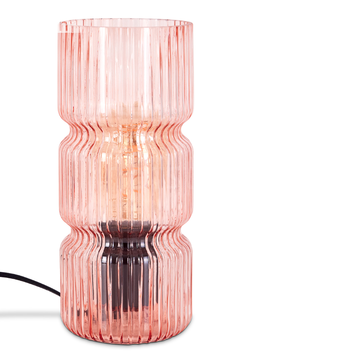 Eine rosa gerippte Glaslampe mit einer leuchtenden Glühbirne, schwarzes Kabel links, vor weißem Hintergrund.