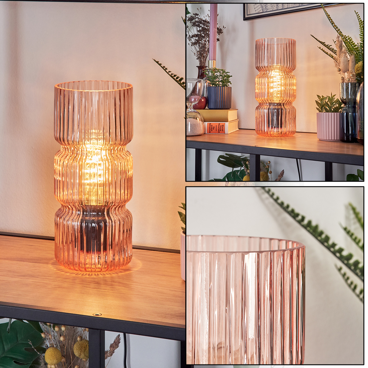 Eine rosa Glaslampe steht auf einem Holzregal. Die Lampe ist beleuchtet. Weitere Objekte auf dem Regal sind Pflanzen, Kerzen und Bücher.