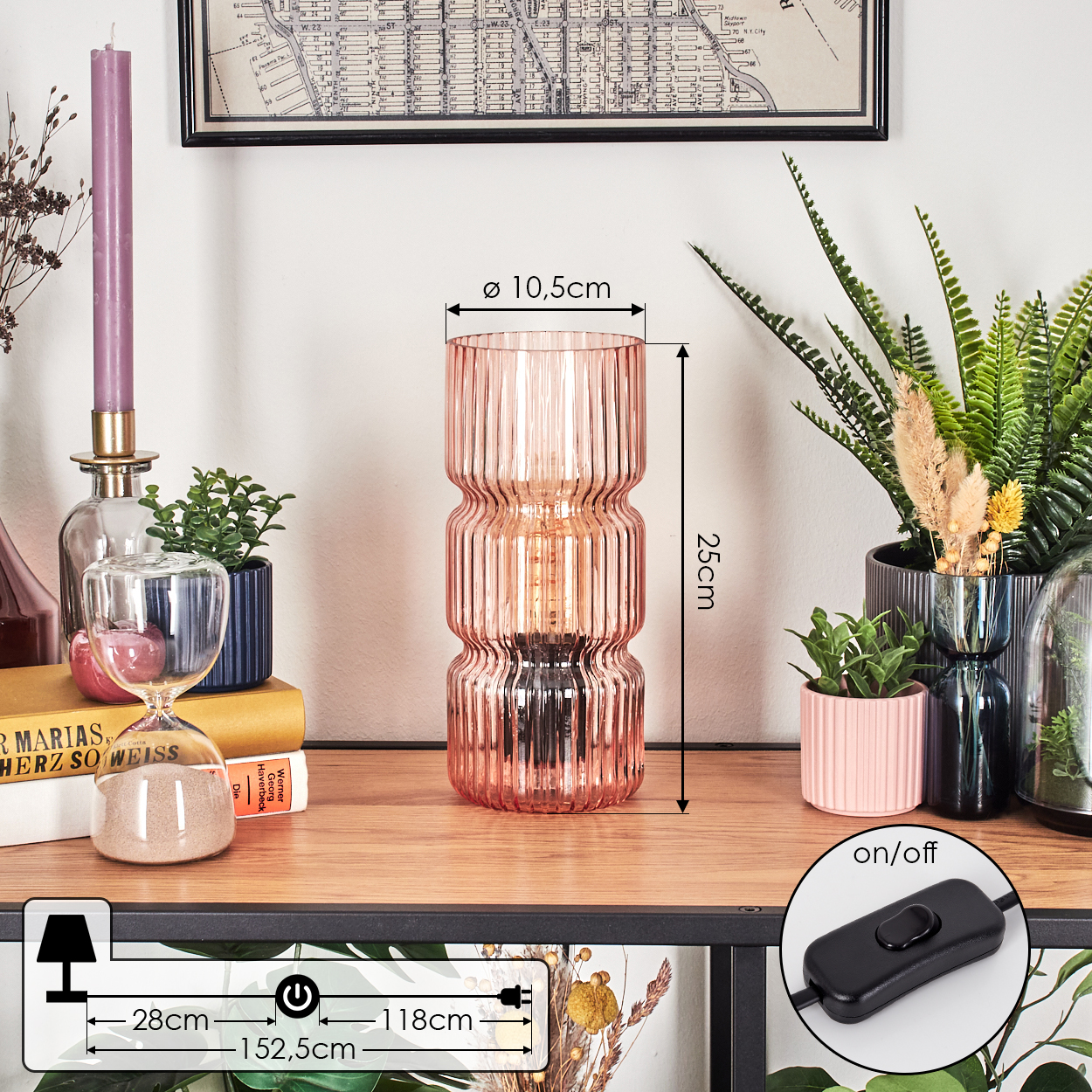 Eine rosa Glaslampe mit Glühbirne steht auf einem Holztisch. Weitere Gegenstände sind Pflanzen, Bücher und eine Sanduhr.
